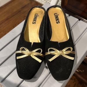 Festive black velvet gold bow slide 7.5